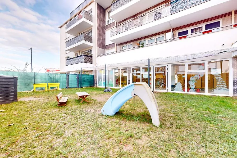 Jardin extérieur de la micro-crèche Babilou Morangis De Gaulle