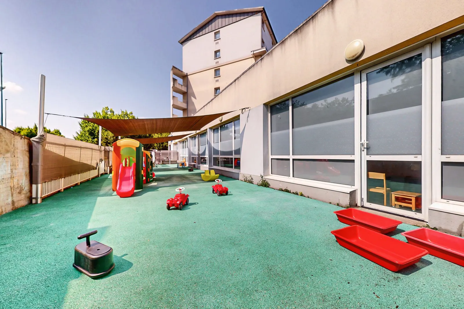 Jardin extérieur et façade de la crèche Babilou Chelles Mitterrand