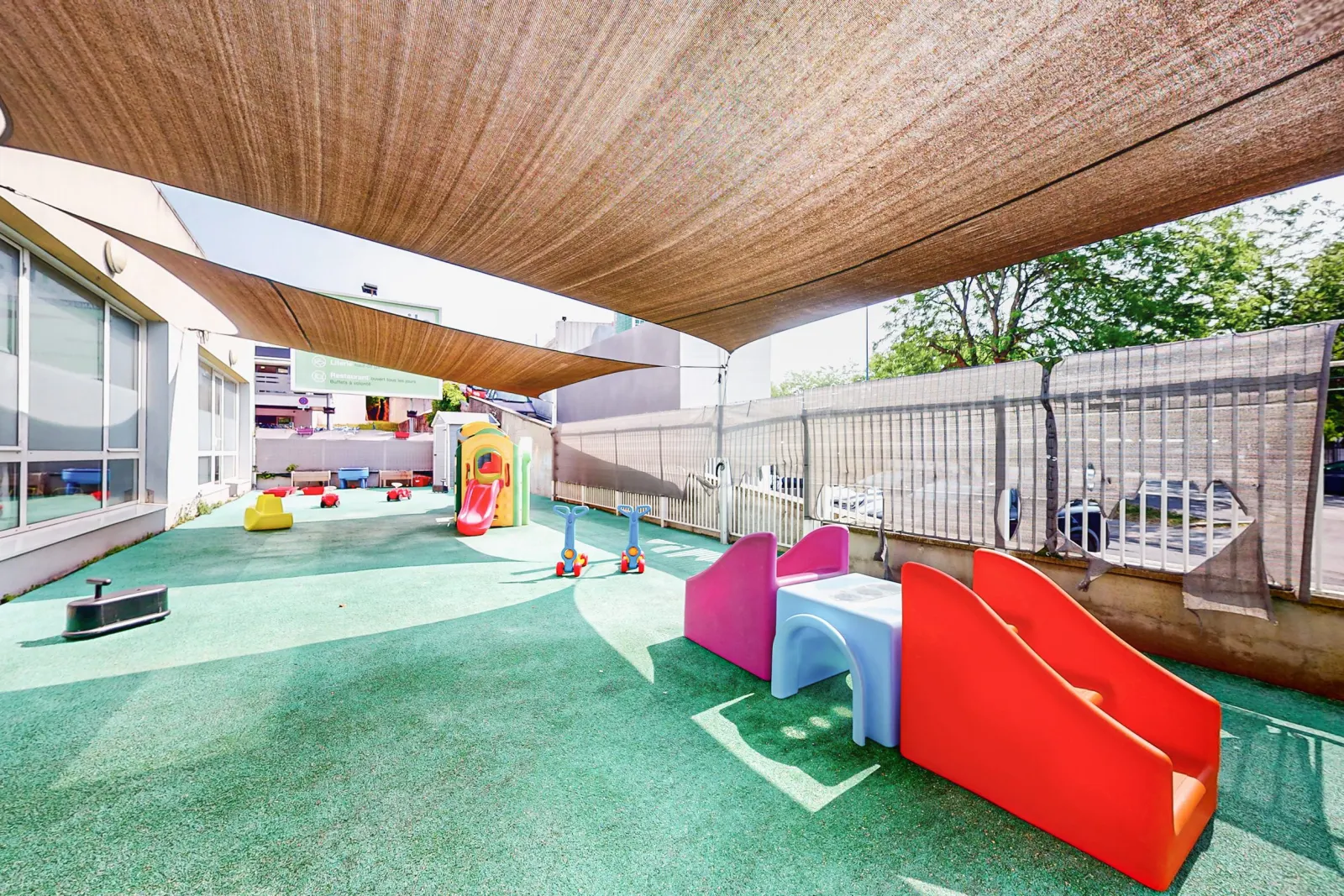 Jeux extérieurs dans le jardin de la crèche Babilou Chelles Mitterrand