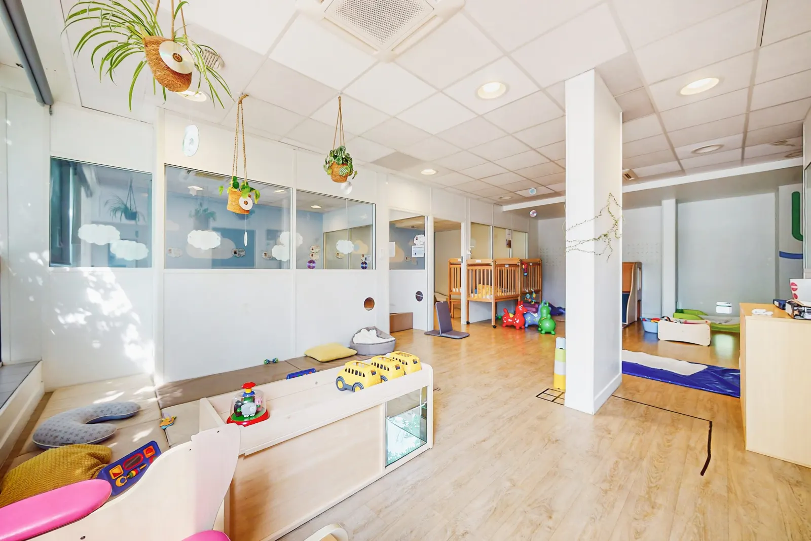 Nurserie et lits des bébés à la crèche Babilou Chelles Mitterrand