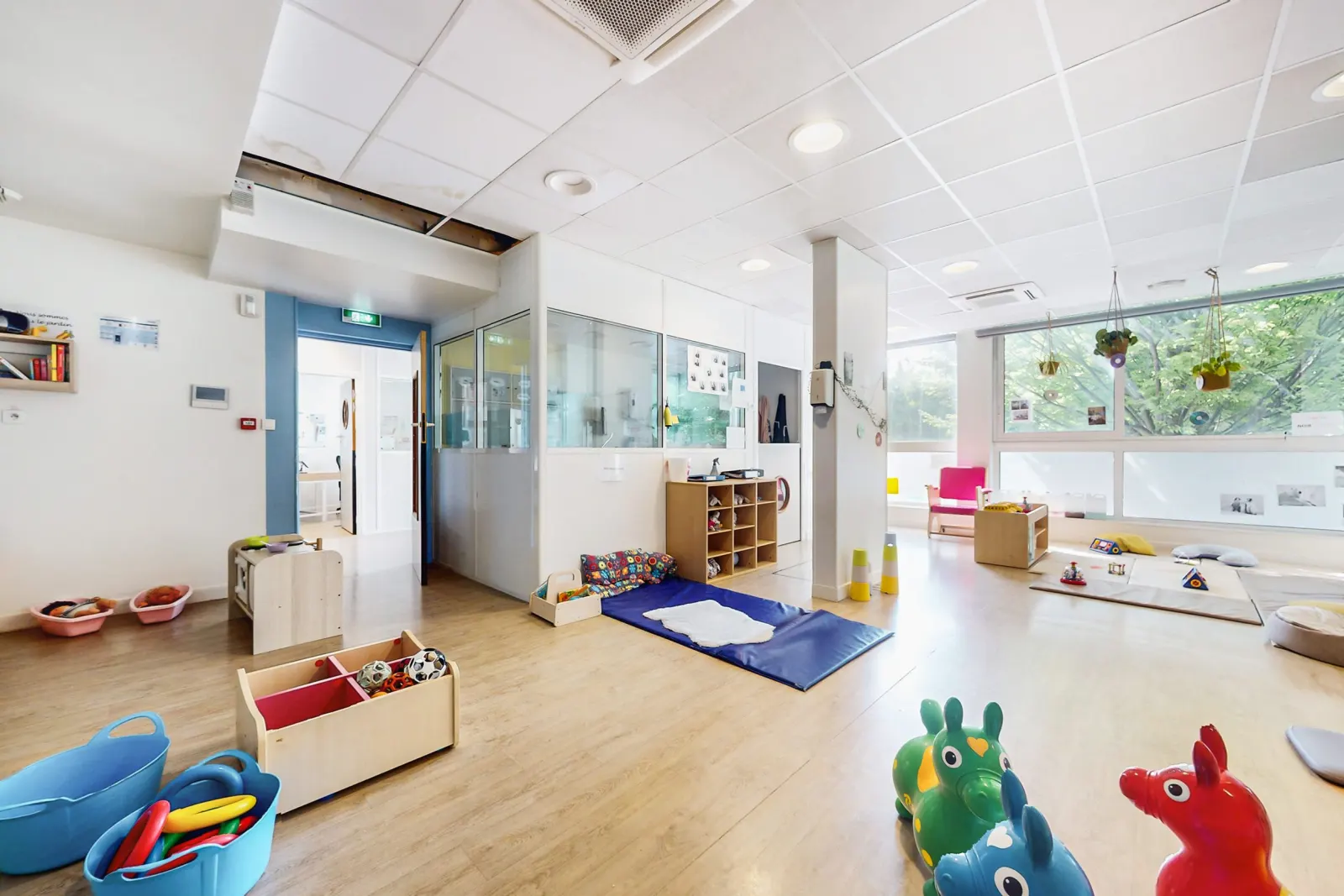 Salle de lecture et de jeux calmes de la crèche Babilou Chelles Mitterrand