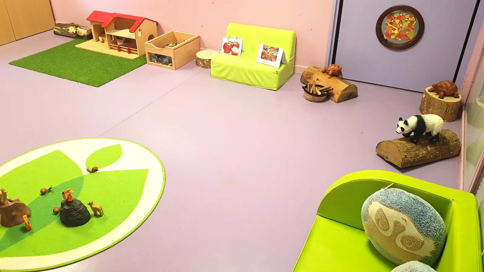 Salle de jeux sur le thème de la nature à la crèche Babilou Montévrain Dublin
