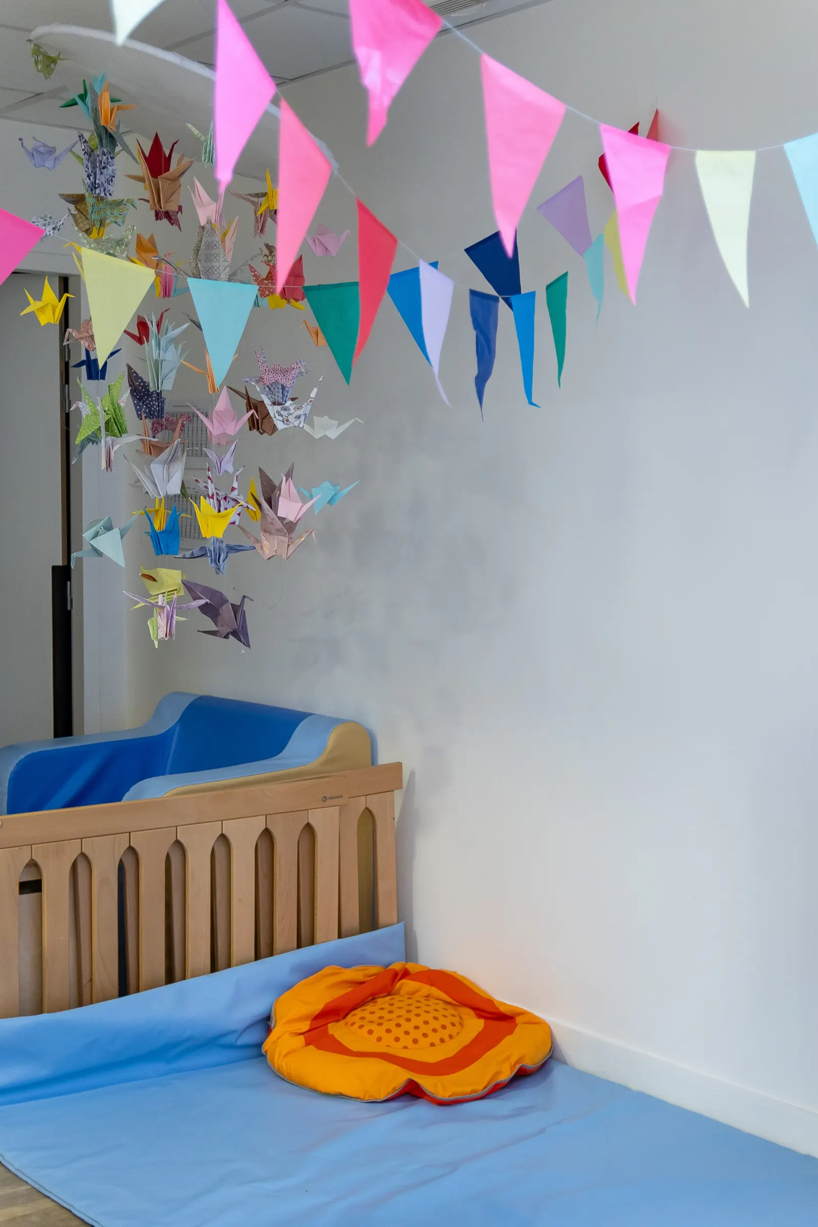 Dortoir décoré de guirlandes en origami à la crèche Nantes Herriot