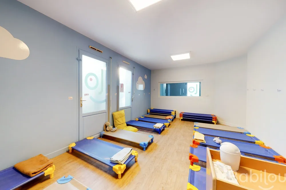 Dortoir de la crèche Babilou Emerainville Monastère