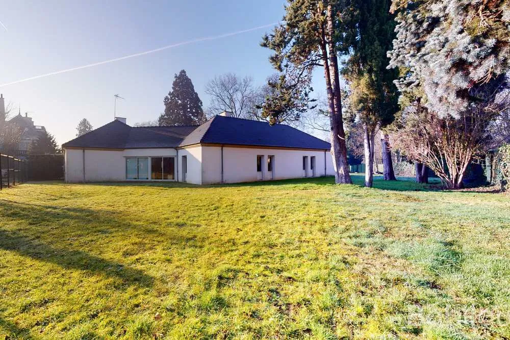 Votre crèche Babilou au cœur d'un grand parc arboré