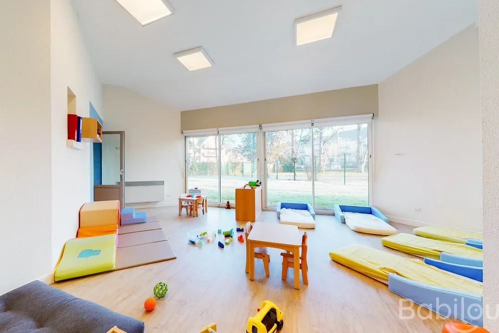 Salle d'éveil baignée de lumière à la crèche Babilou Emerainville Monastère