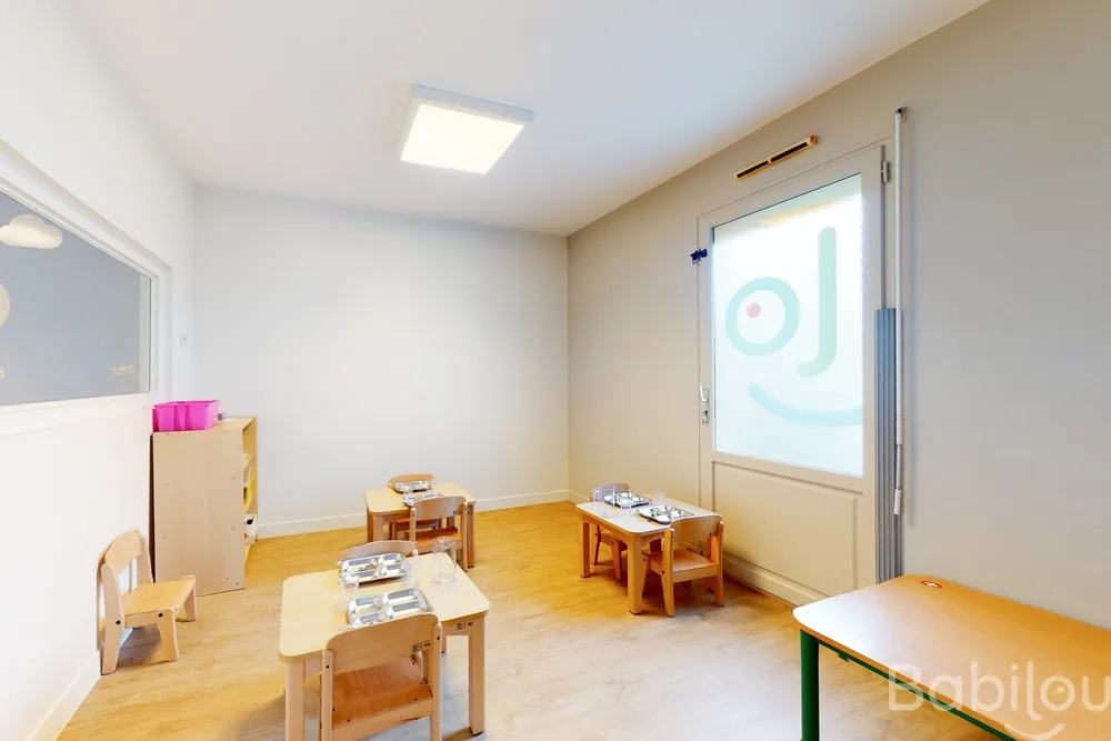 Salle de repas de la crèche Babilou Emerainville Monastère