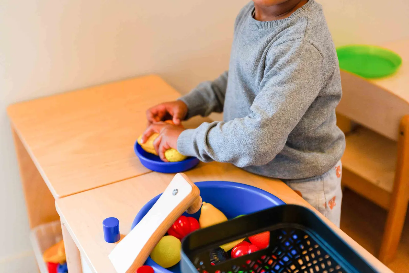 Jeu d'éveil et dinette à la crèche Babilou de Villiers-sur-Marne