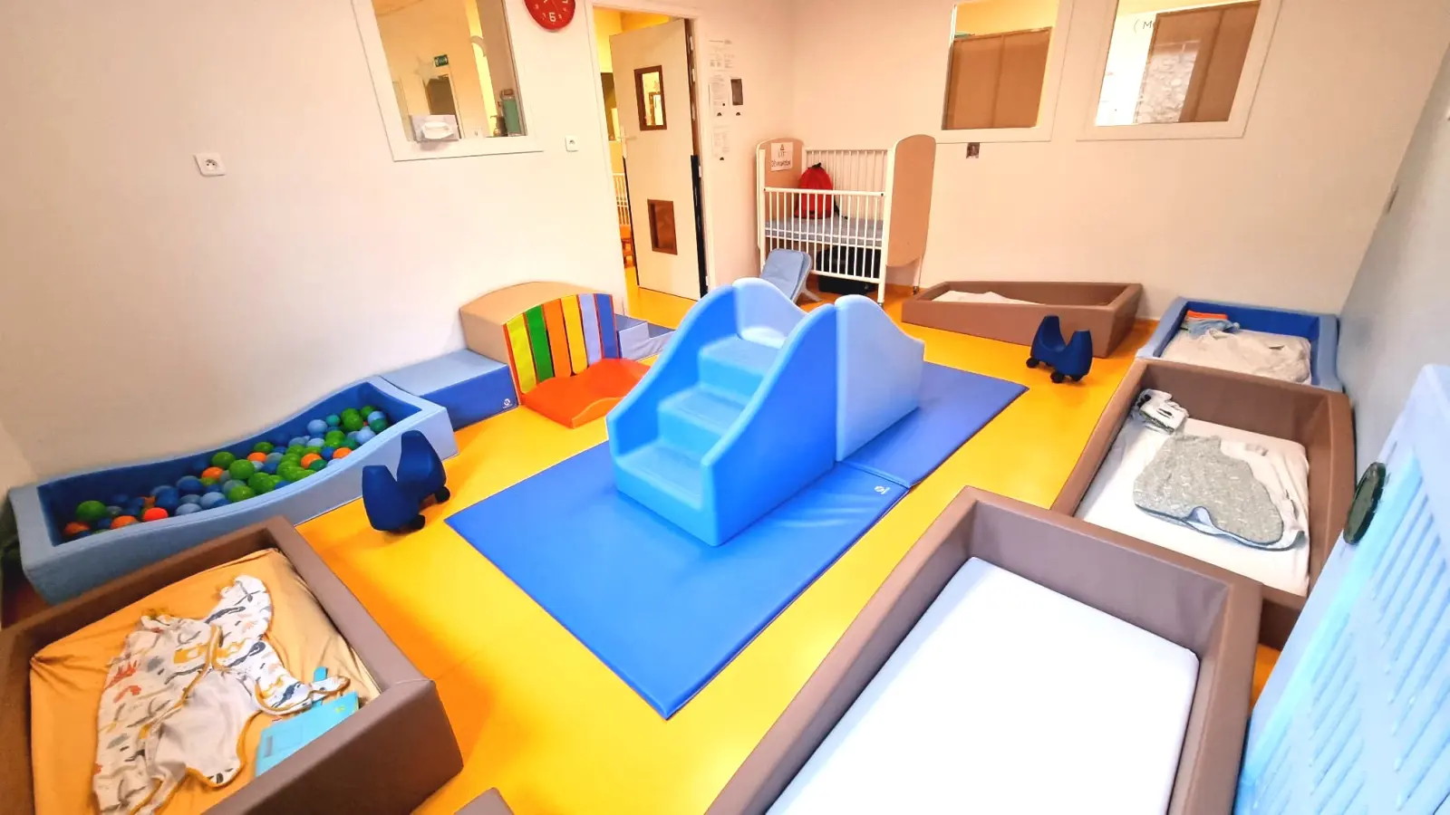 Espace motricité avec toboggan et piscine à balles à la crèche Babilou Ormesson-sur-Marne