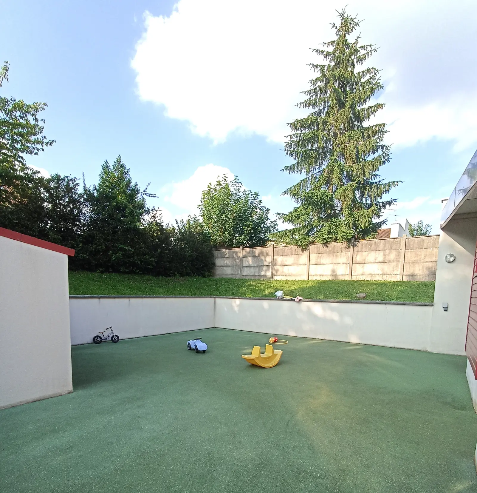Jardin extérieur arboré de la crèche Babilou Ormesson-sur-Marne