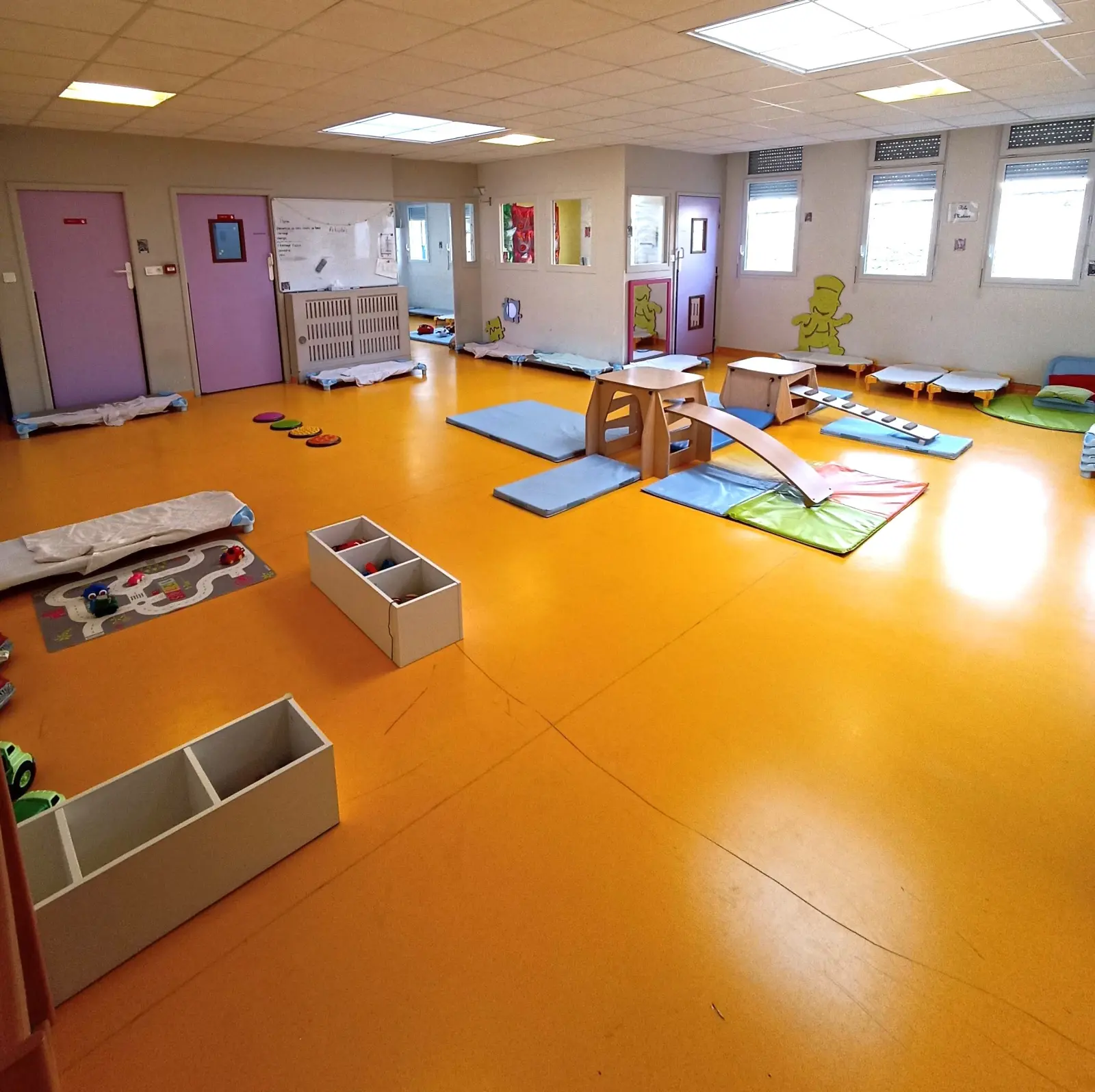 Un espace extérieur avec jardin et une salle de jeux d'eau