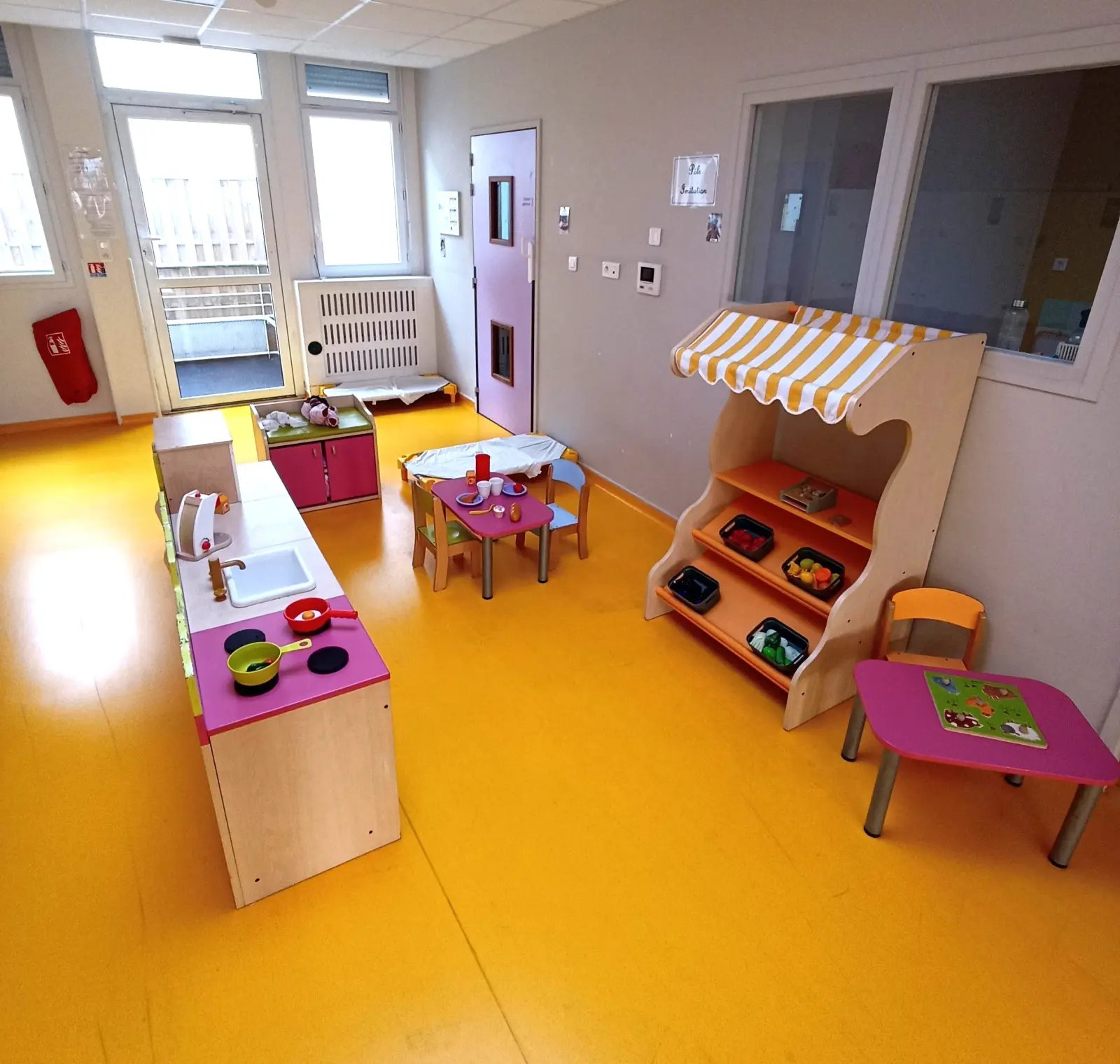 Pôle imitation cuisine et marchande à la crèche Babilou Ormesson-sur-Marne