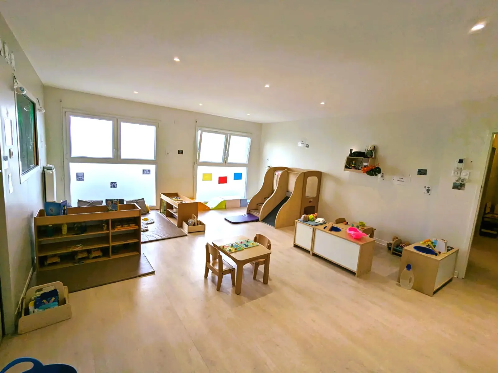 Salle de vie et espace motricité de la micro-crèche Babilou à Esbly