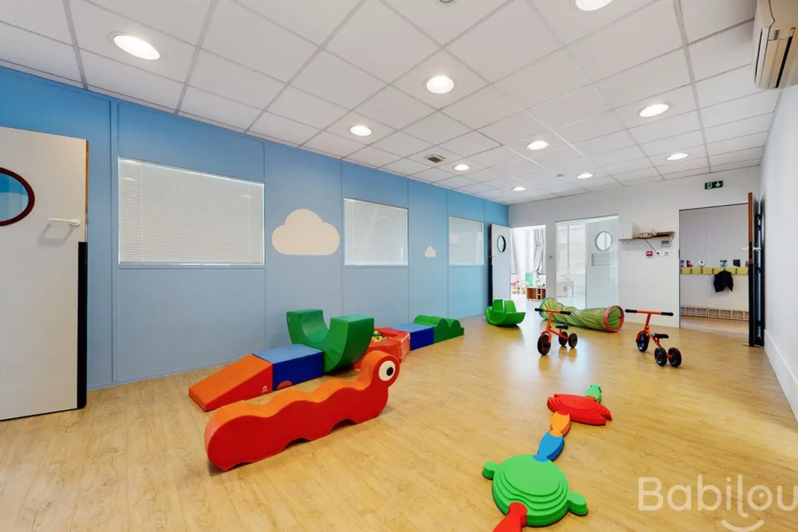 Salle de motricité climatisée de la crèche Babilou à Thiais