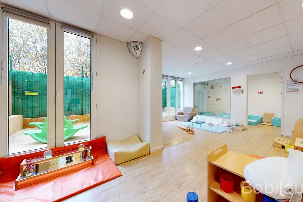 Cour extérieure de la crèche Babilou à Charenton-le-Pont