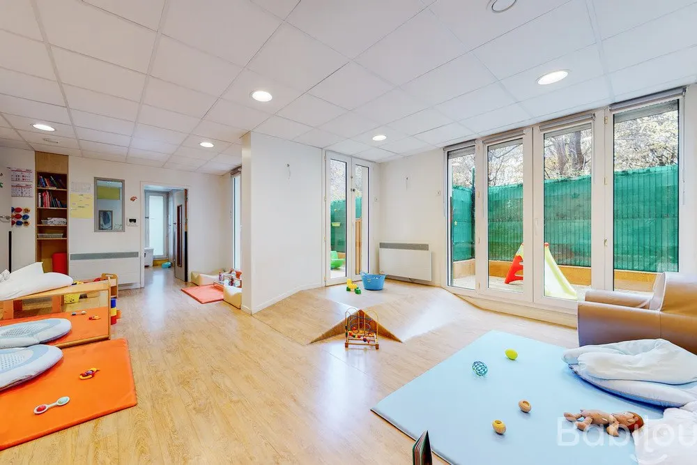 Salle de jeux avec accès au jardin de la crèche Babilou à Charenton-le-Pont