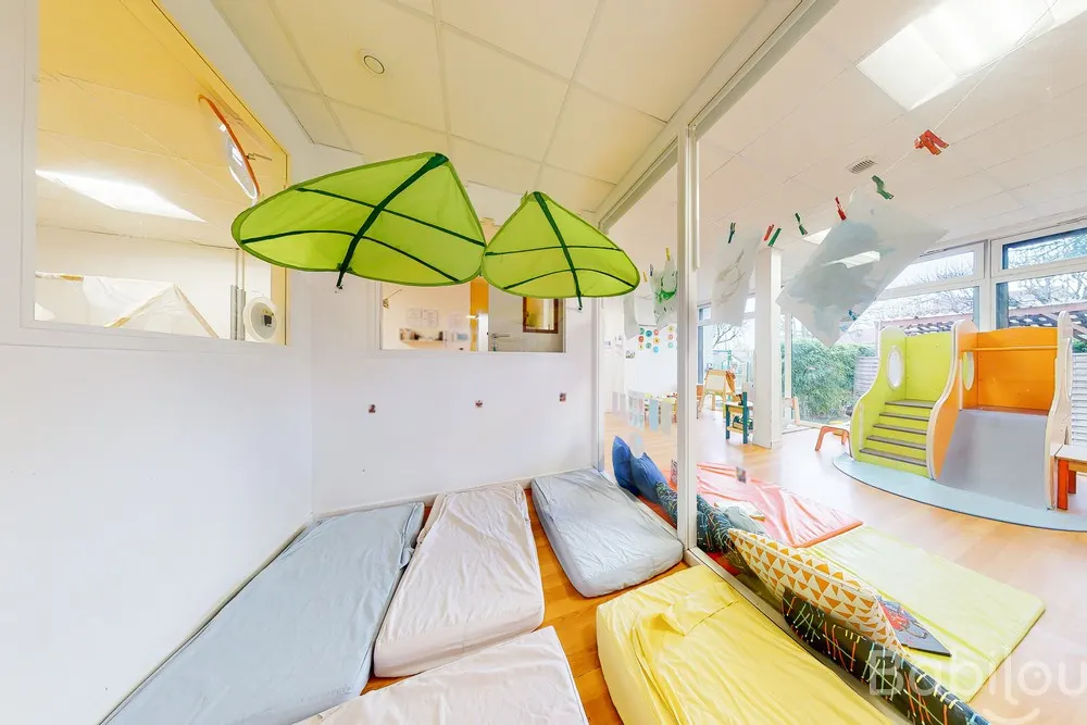 Dortoir avec vue sur le jardin de la crèche Babilou Fontenay Tassigny