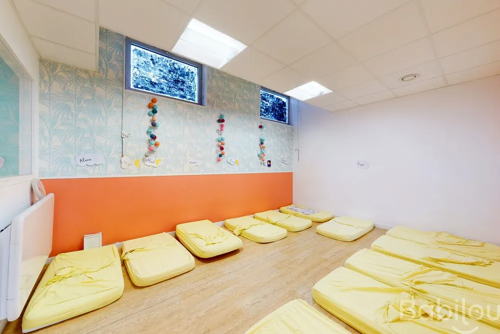 Dortoir coloré de la crèche Babilou du Perreux-sur-Marne