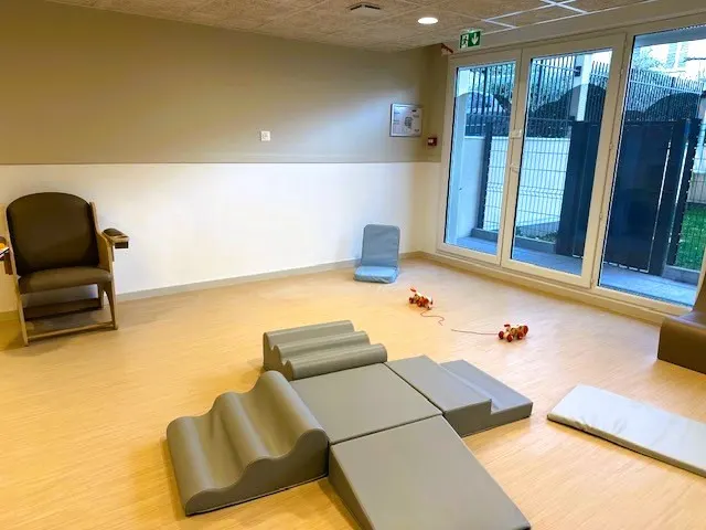 Espace d'éveil avec structures en mousse à la crèche Babilou de Choisy-le-Roi