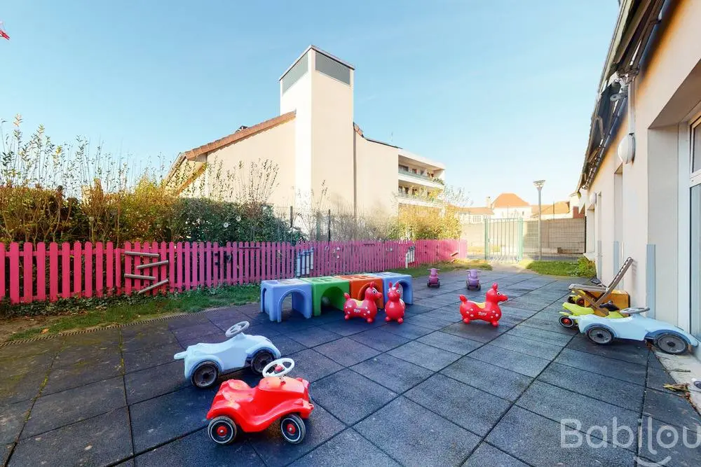 Cour extérieure de la crèche Babilou Saint-Maur Varenne