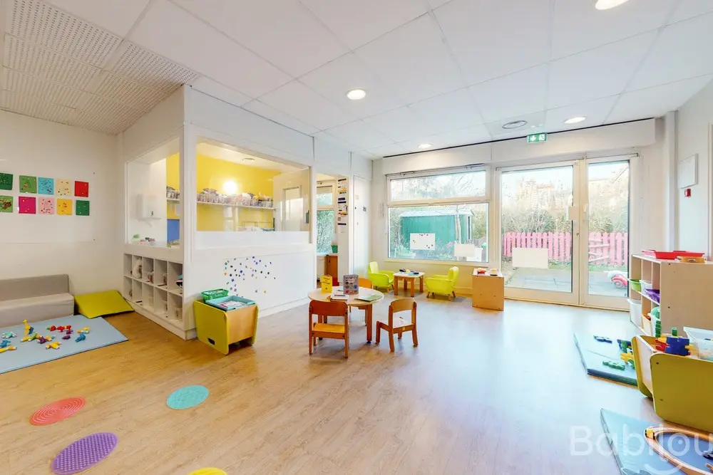 Espace d'éveil avec vue sur le jardin à la crèche Babilou Saint-Maur Varenne