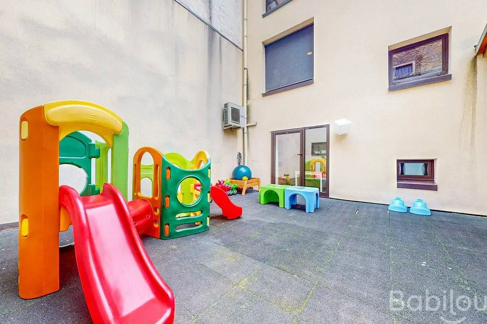 Cour extérieure et jardin de la crèche Babilou Vincennes Donjon