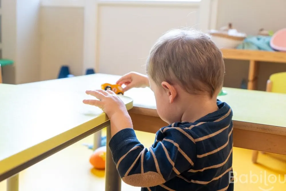 Un enfant qui joue à la crèche Babilou Saint-Maur Caffin