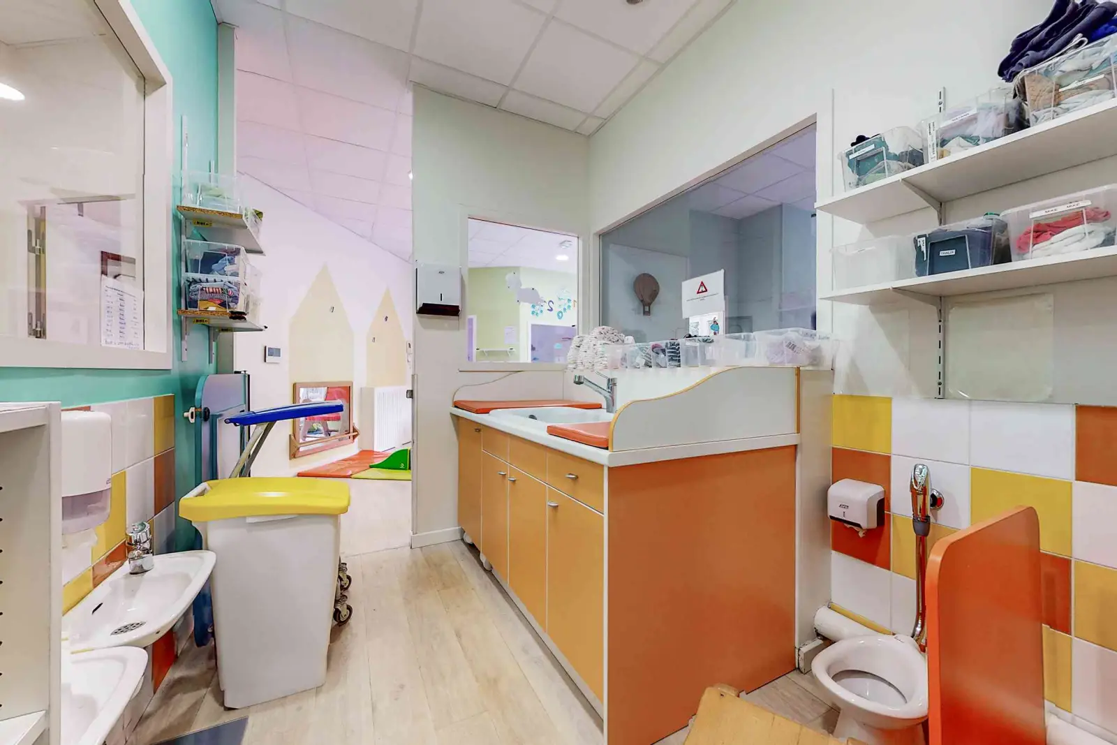 Salle de change de la crèche Babilou Vincennes Laitières