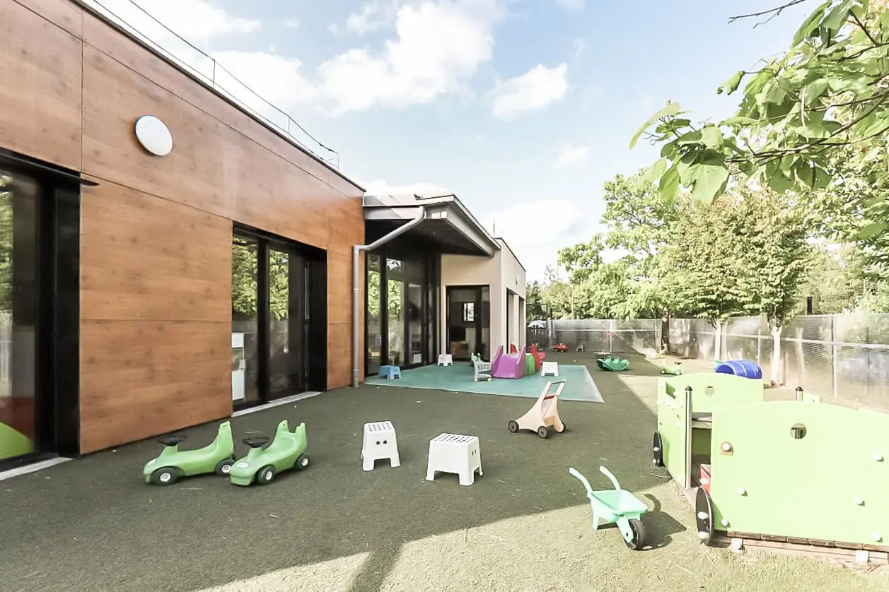 Espace de jeux extérieur de la crèche Babilou Osny Flemming