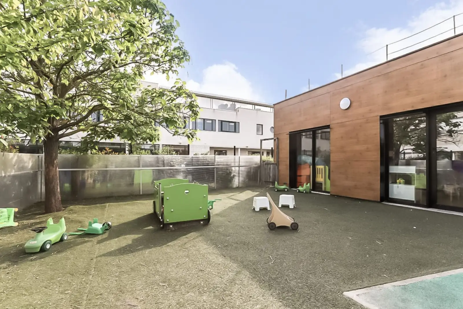 Jardin extérieur de la crèche Babilou Osny Flemming