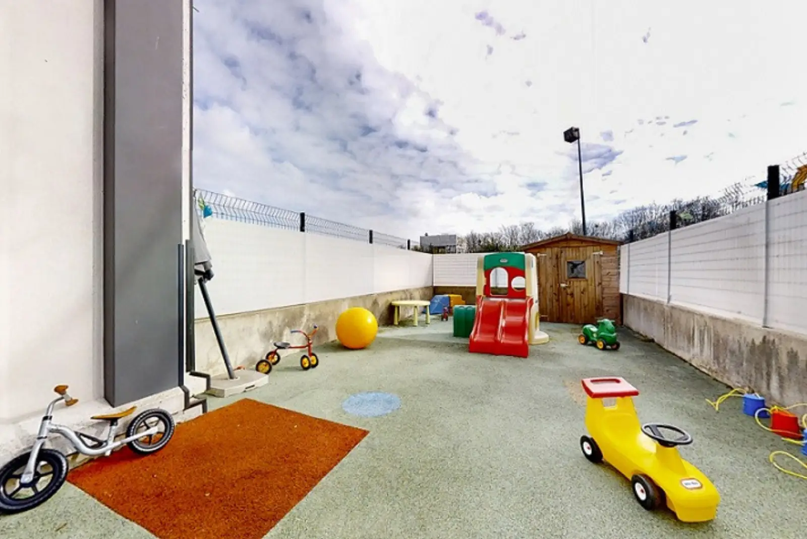 Jeux extérieurs de la crèche Babilou Cergy Petit Albi