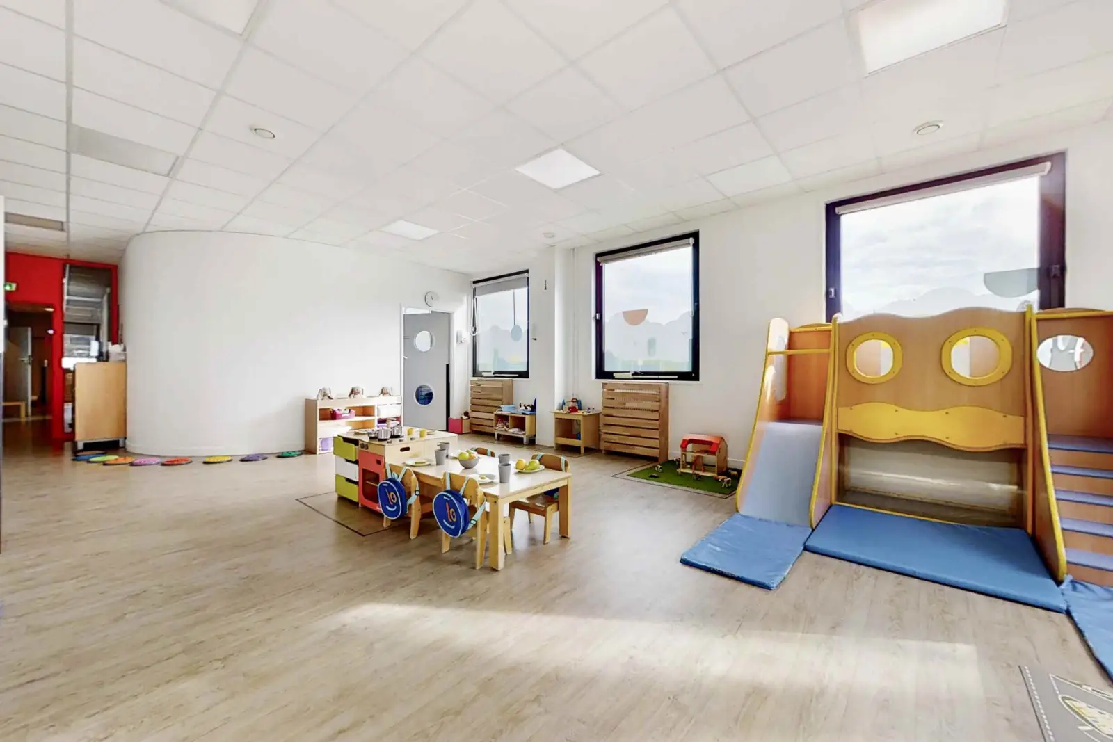 Espace de jeux avec toboggan de la crèche Babilou Cergy Petit Albi
