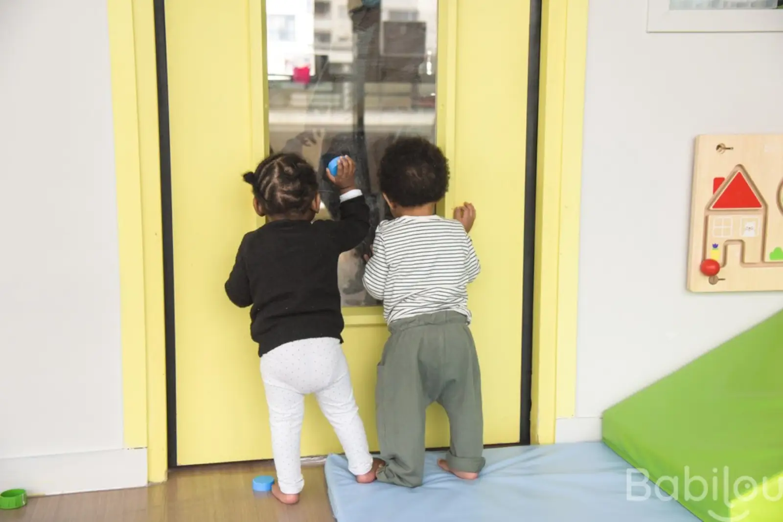 Enfants en train de jouer à la crèche Babilou Cergy Nautilus Les Merveilles