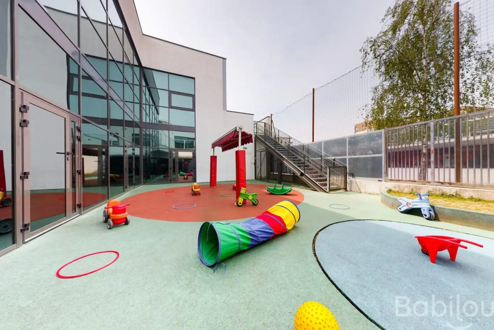 Jardin extérieur et jeux de la crèche Babilou Cergy Nautilus Les Merveilles