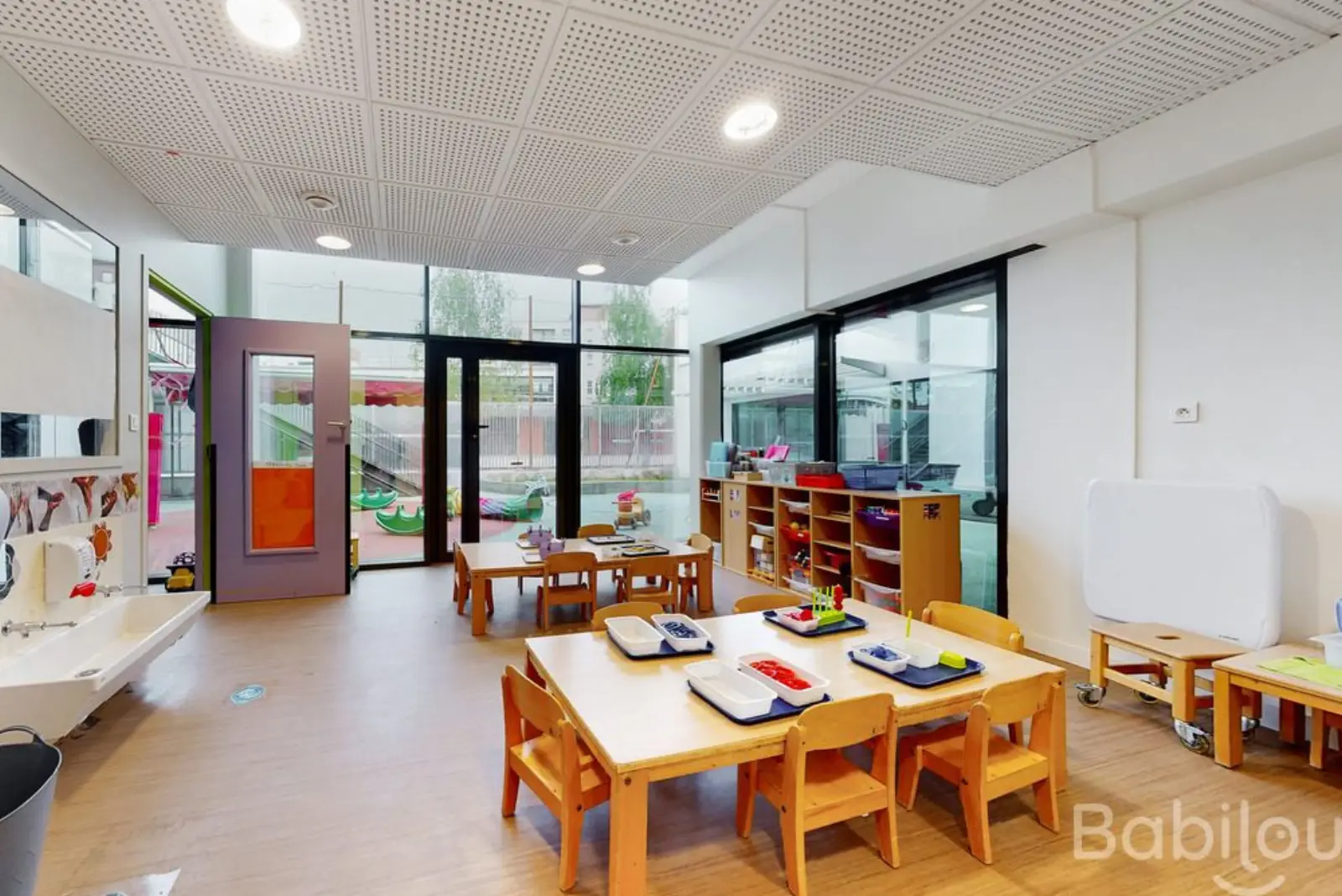 Salle de jeux avec vue sur la cour de la crèche Babilou Cergy Nautilus Les Merveilles