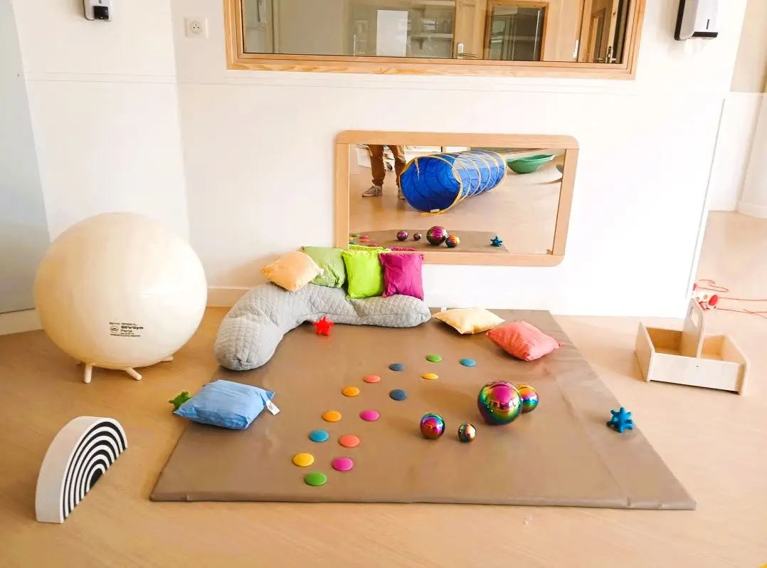 Coin cocooning et motricité douce de la crèche Babilou Franconville Marais
