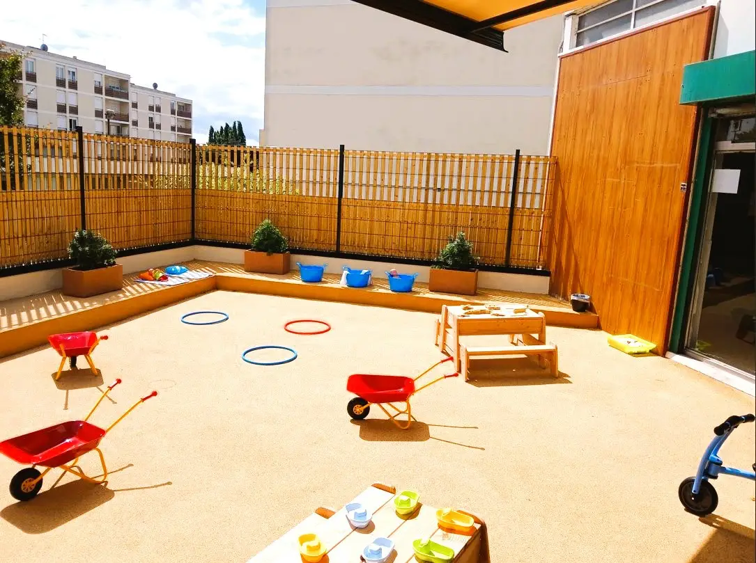 Cour extérieure avec jeux de la crèche Babilou Franconville Marais