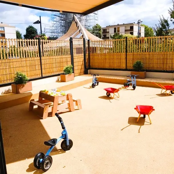 Terrasse couverte avec table de pique-nique de la crèche Babilou Franconville Marais