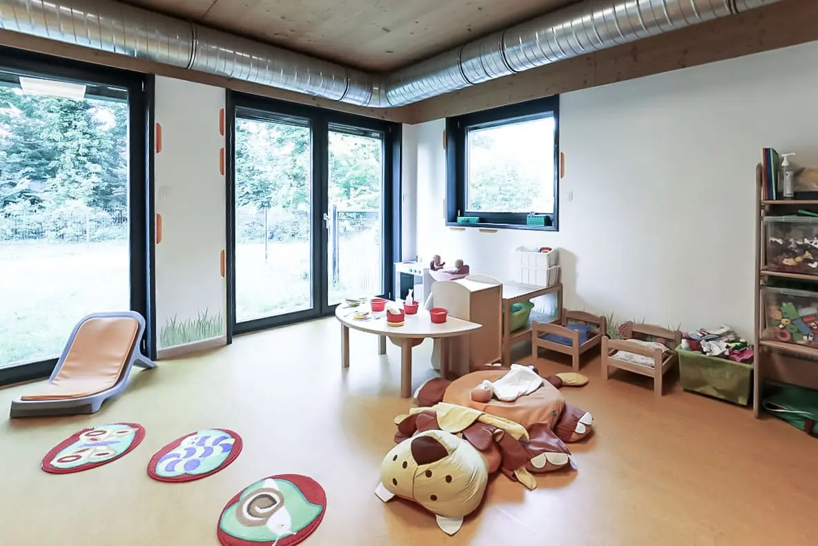 Coin d'éveil ouvert sur le jardin de la crèche Babilou Verneuil Deville