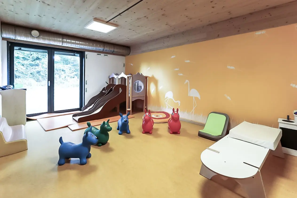 Espace de jeux avec toboggan de la crèche Babilou Verneuil Deville
