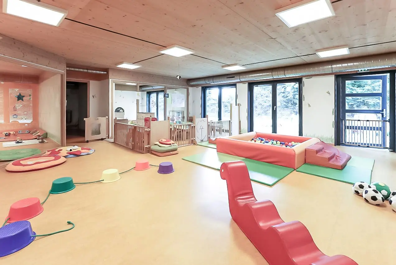 Salle de motricité avec piscine à balles de la crèche Babilou Verneuil Deville