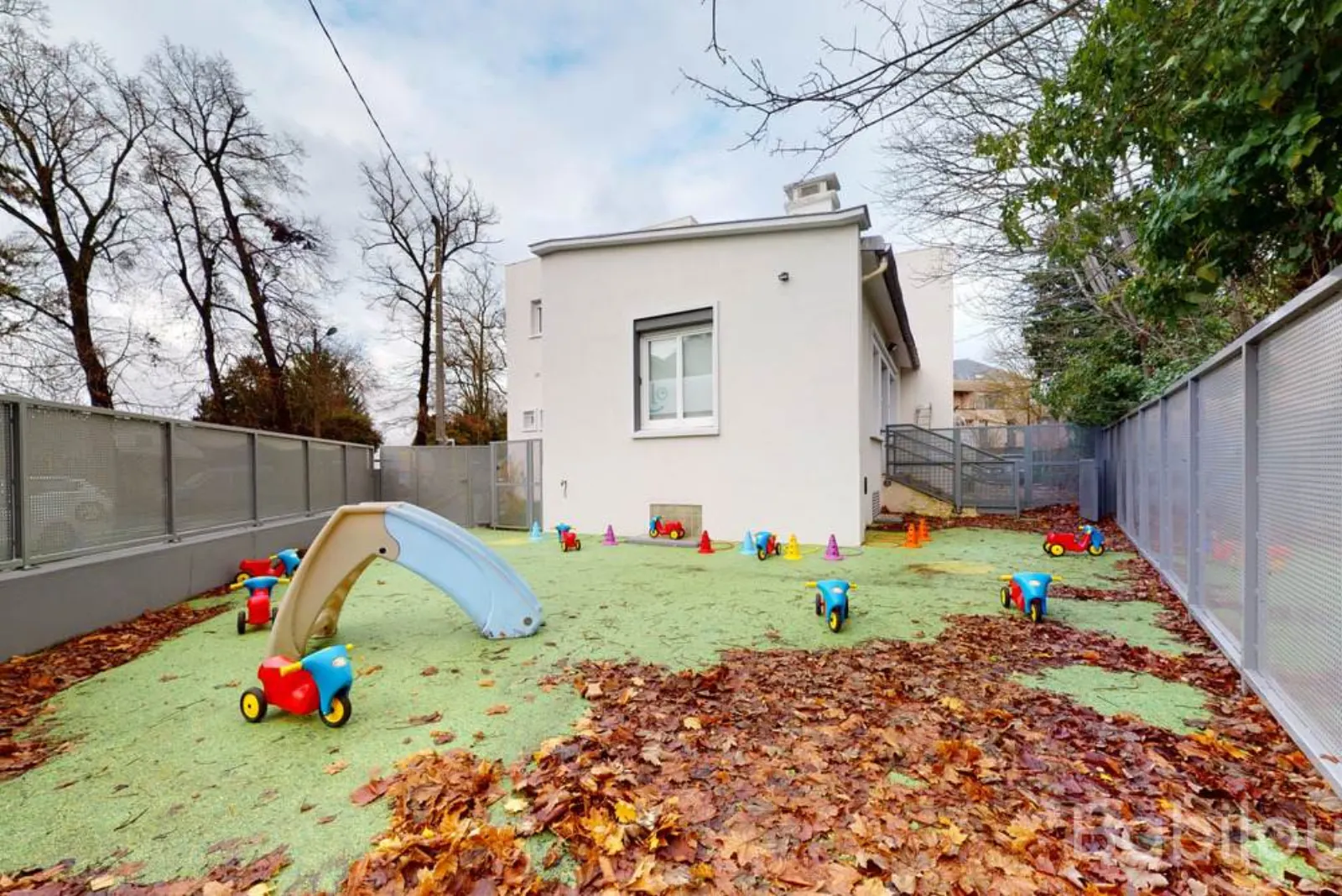 Un jardin extérieur pour jouer au grand air