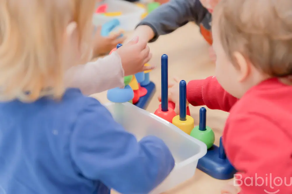 Enfants jouant avec des jeux de construction à la crèche Babilou Argenteuil Chantal Goya
