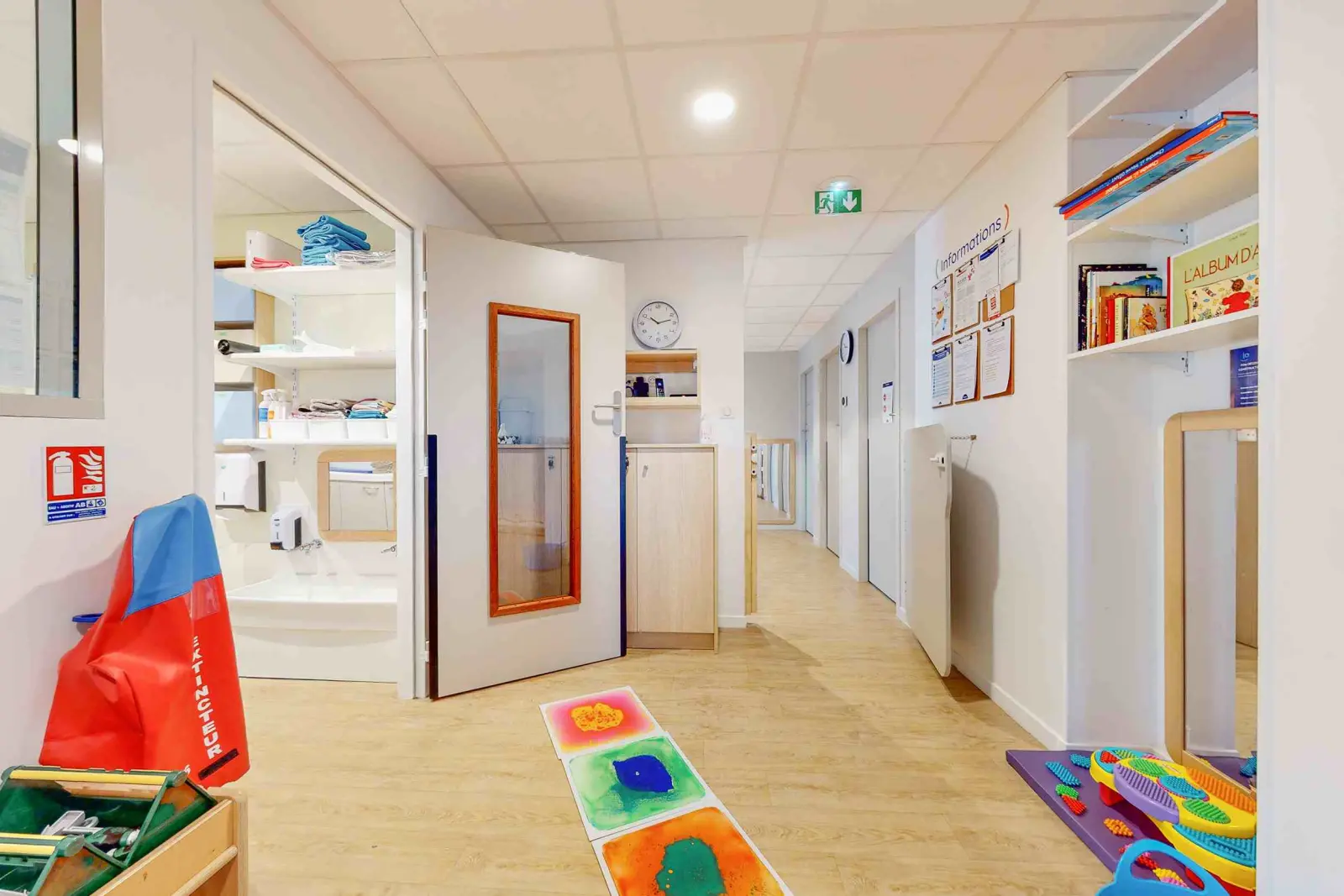 Entrée et mur pédagogique de la micro-crèche Babilou Cormeilles Saint-Exupéry