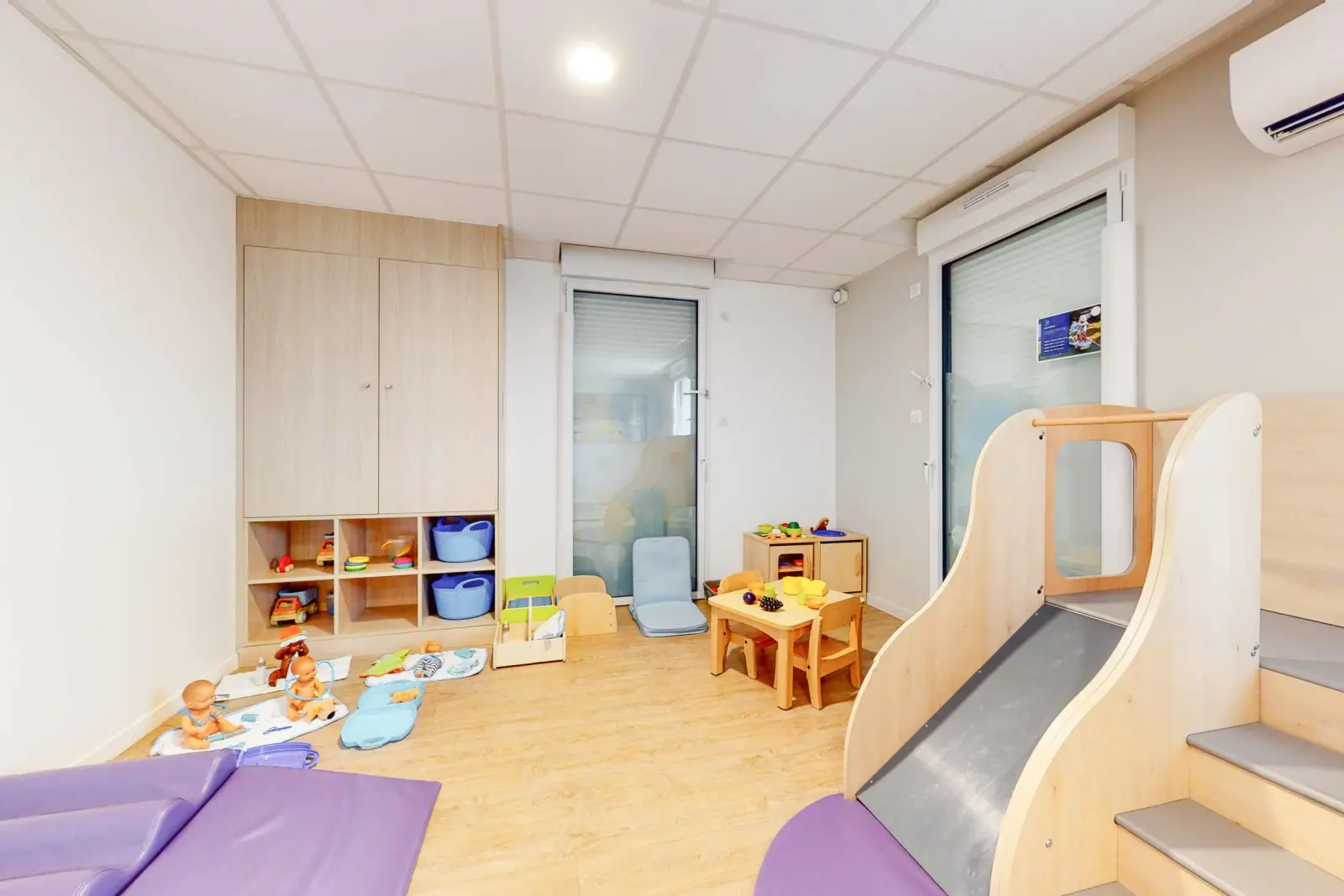Coin de jeux et rangement de la micro-crèche Babilou Cormeilles Saint-Exupéry