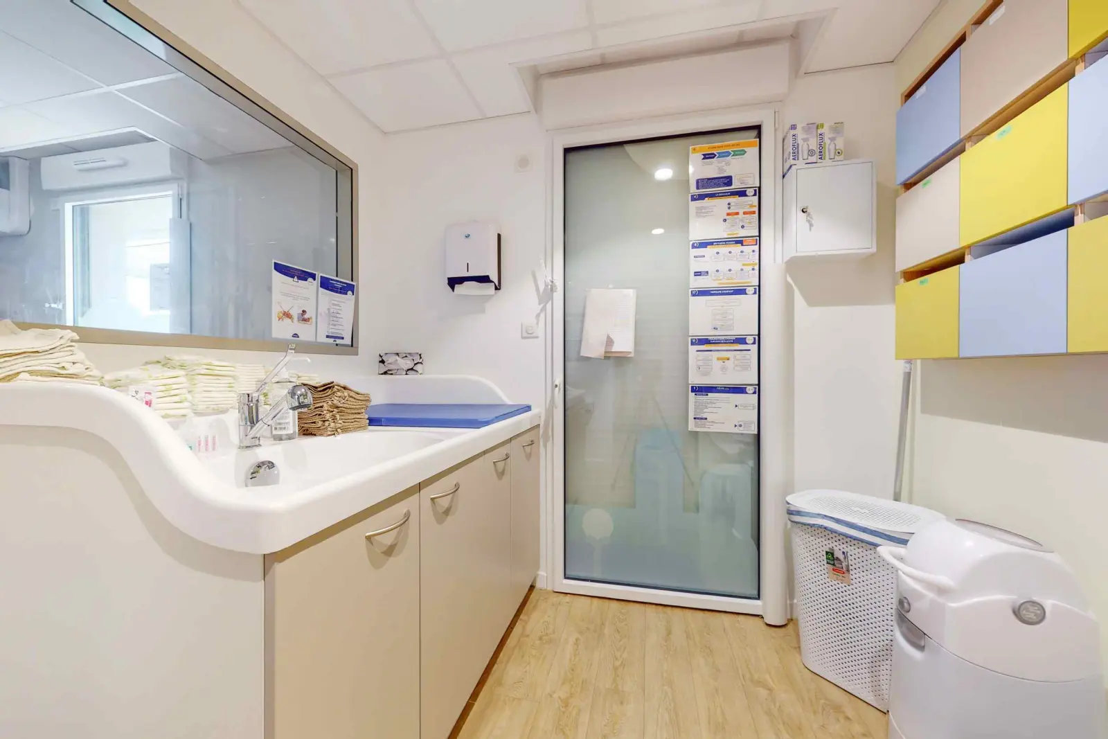 Salle de bain et espace de change de la micro-crèche Babilou Cormeilles Saint-Exupéry