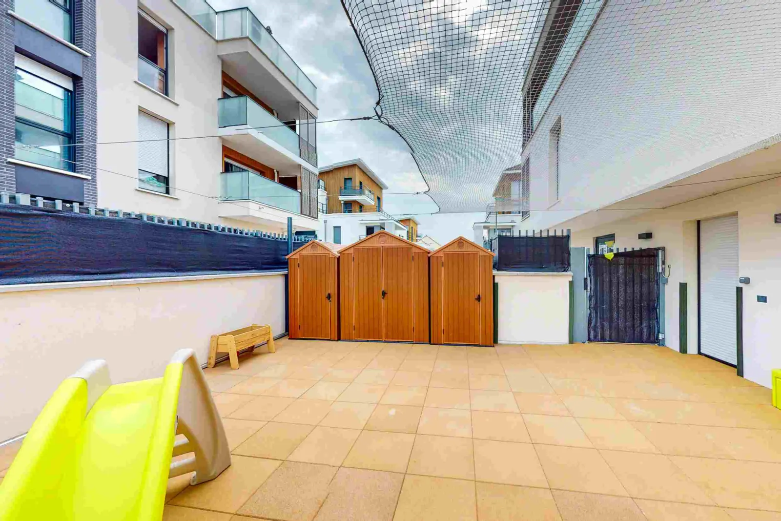 Terrasse extérieure de la micro-crèche Babilou Cormeilles Saint-Exupéry