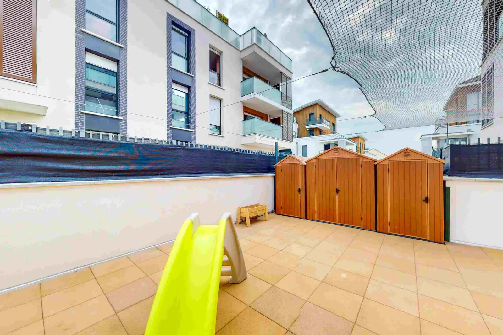 Terrasse avec jeux extérieurs de la micro-crèche Babilou Cormeilles Saint-Exupéry