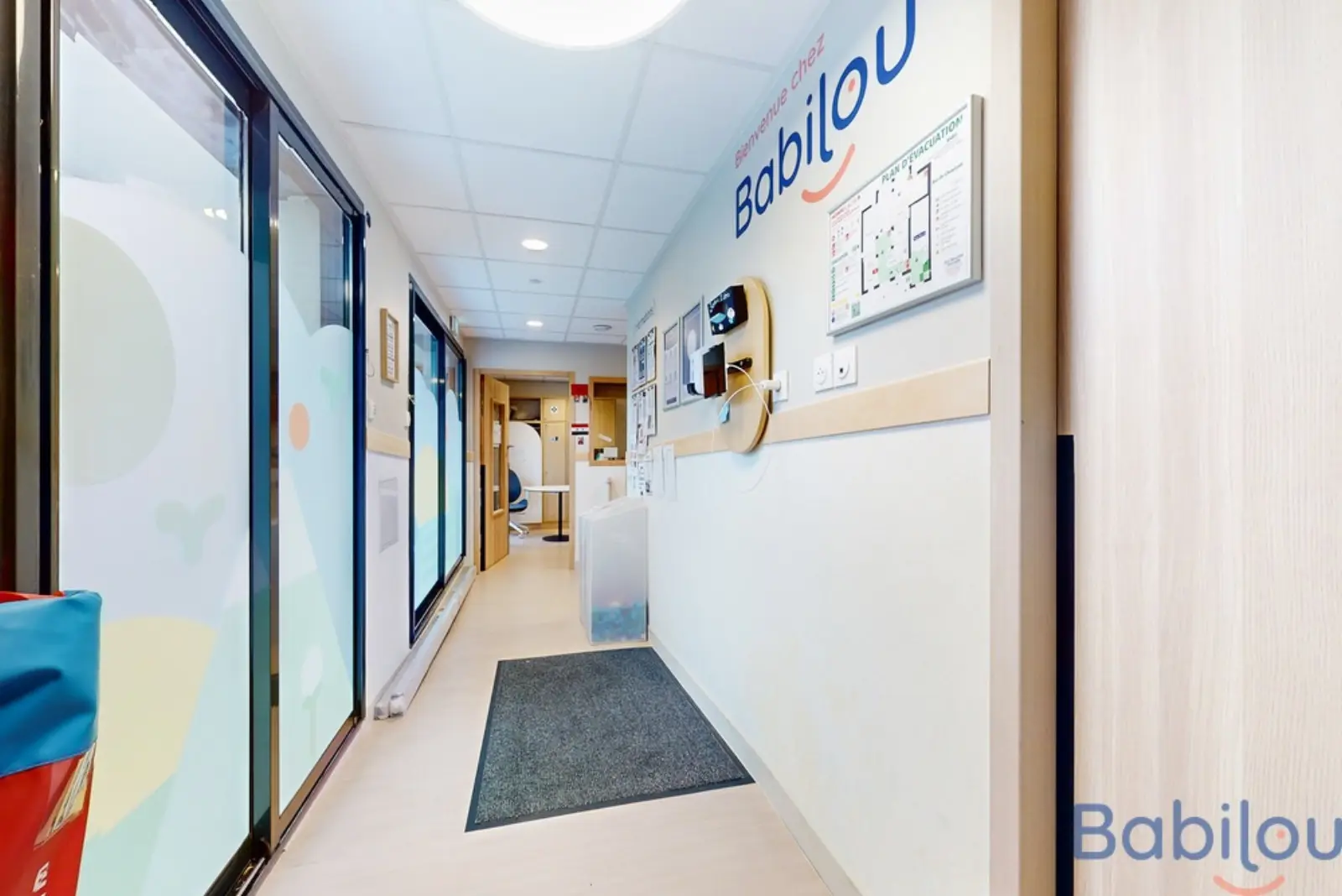 Entrée et couloir d'accueil de la micro-crèche Babilou Enghien Division Leclerc