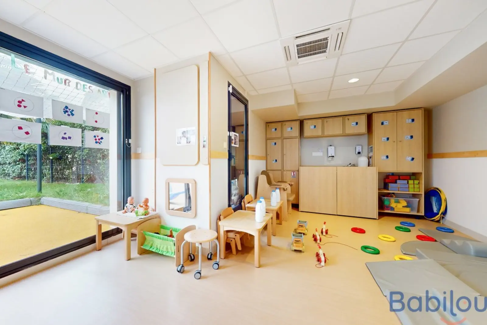 Espace de rangement et casiers de la micro-crèche Babilou Enghien Division Leclerc